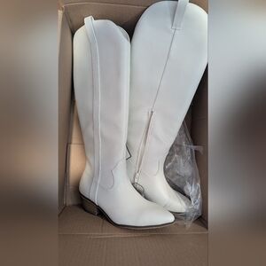 Women’s White Cowboy Boots NEW Faux Leather pointed toe knee height 7 1/2M